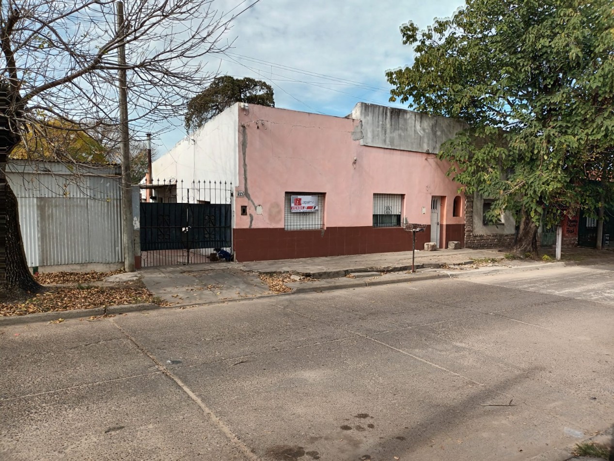 "Ideal inversores: lote amplio con propiedad a reciclar"