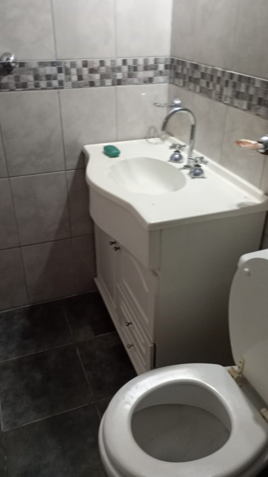 CASA CON PILETA SOBRE ACCESO SUR