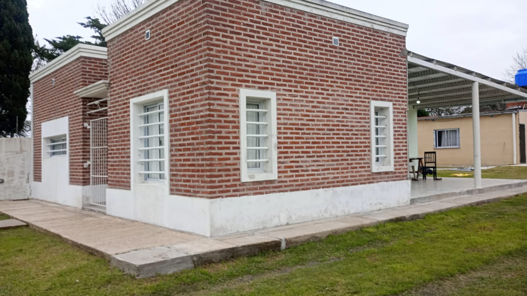 CASA CON PILETA SOBRE ACCESO SUR