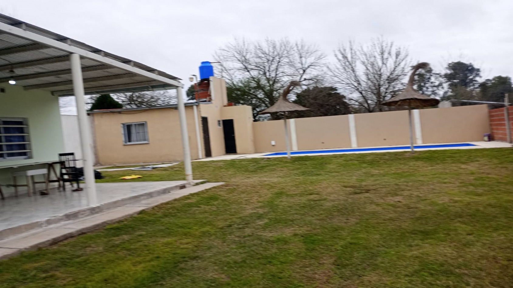 CASA CON PILETA SOBRE ACCESO SUR