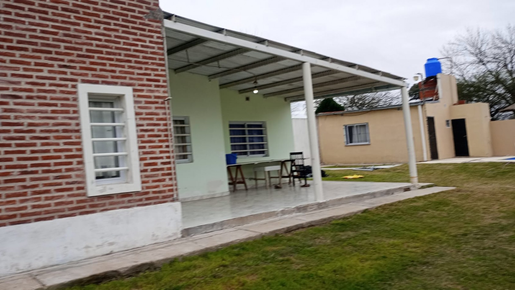 CASA CON PILETA SOBRE ACCESO SUR