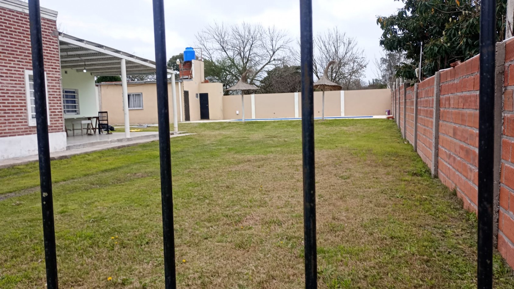 CASA CON PILETA SOBRE ACCESO SUR