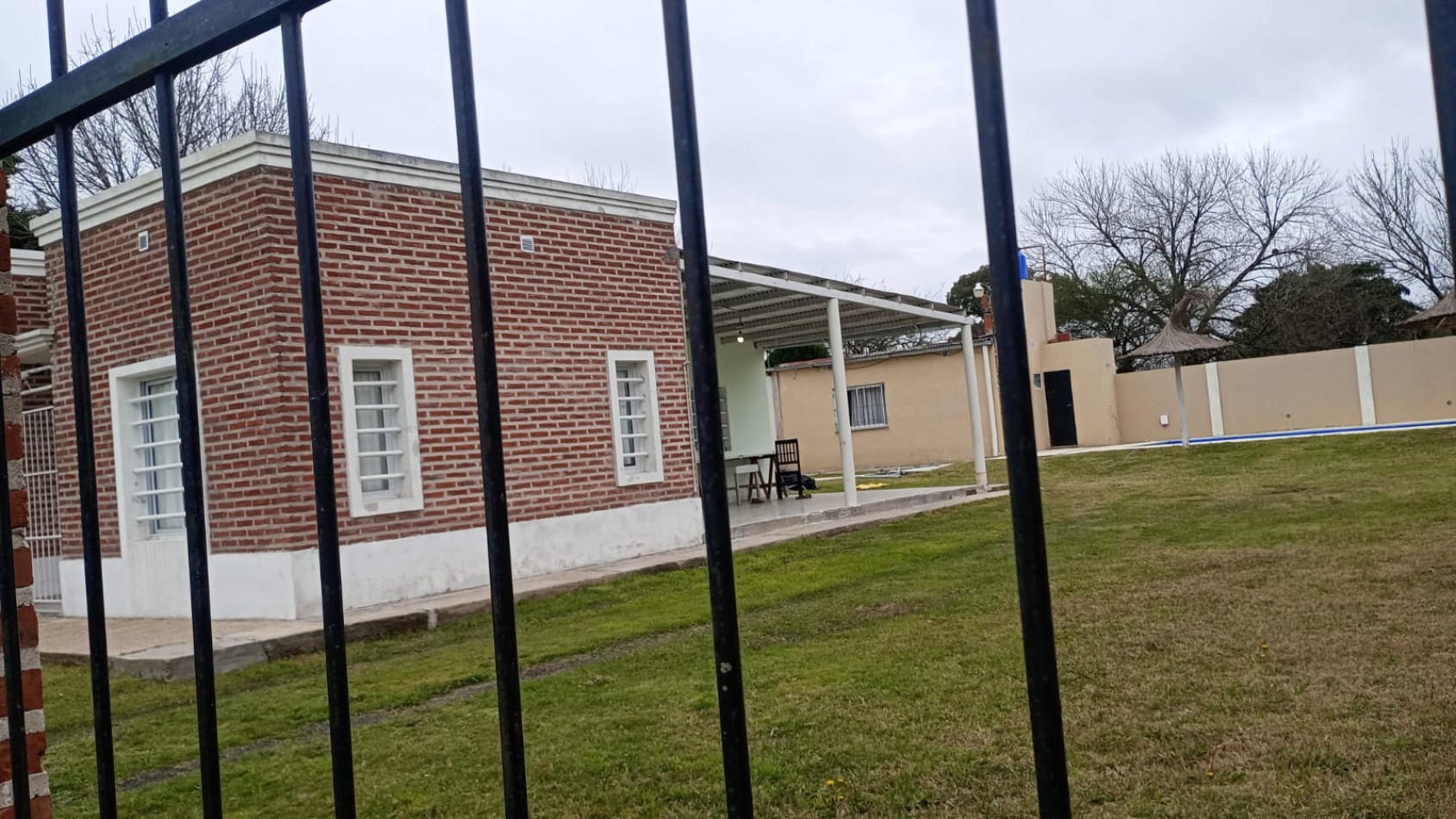 CASA CON PILETA SOBRE ACCESO SUR