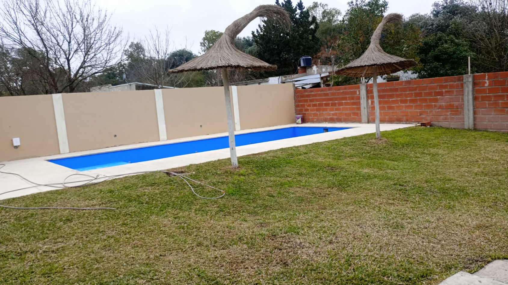 CASA CON PILETA SOBRE ACCESO SUR