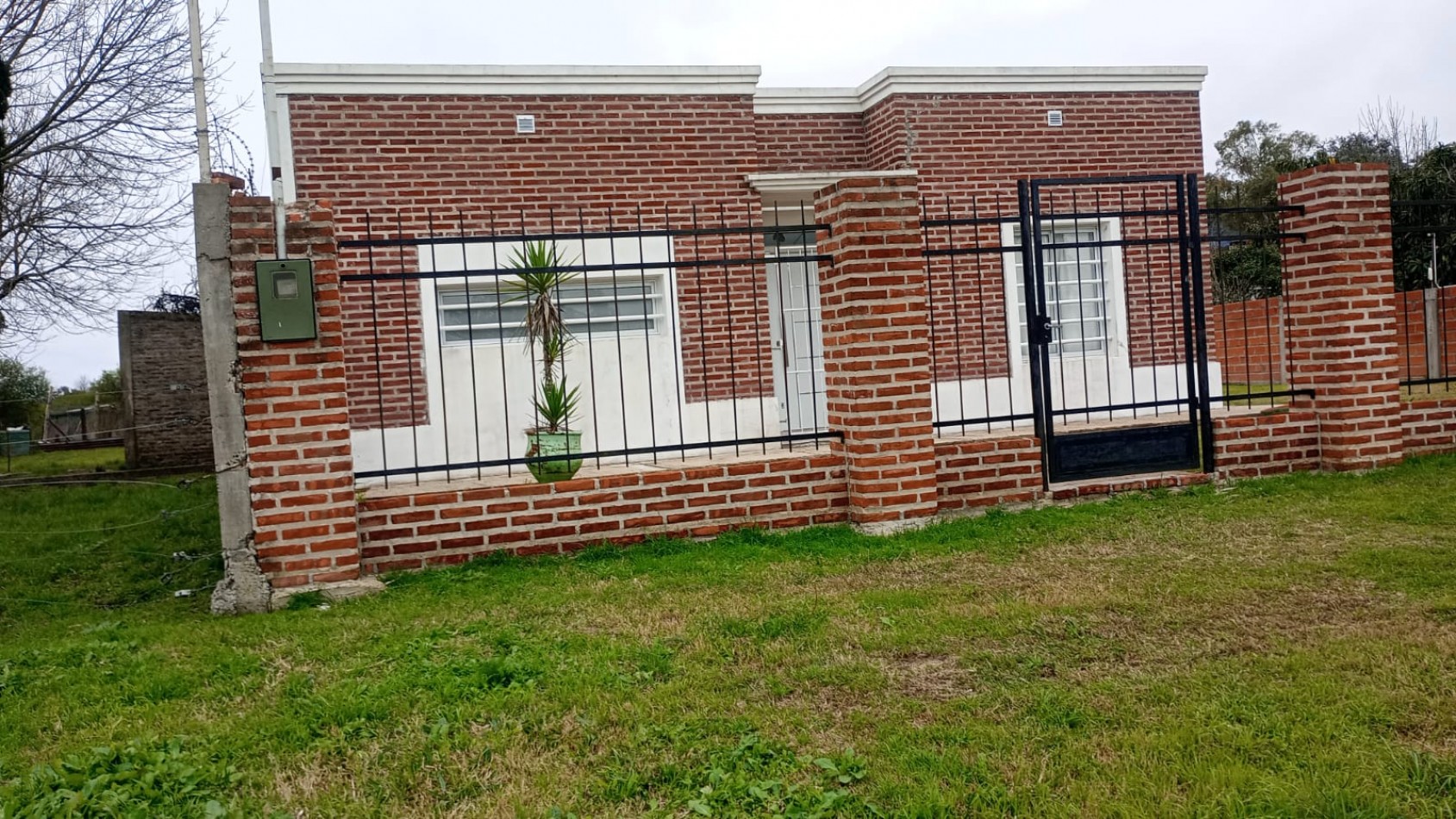 CASA CON PILETA SOBRE ACCESO SUR